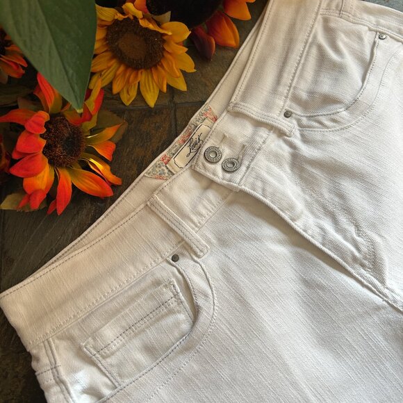 Levi’s Classic Denim Jean Shorts in White, Size 8 (NEW) - Picture 14 of 16
